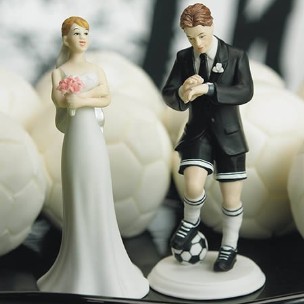 Cake topper sposo calciatore con sposina che sbuffa in resina per torta
